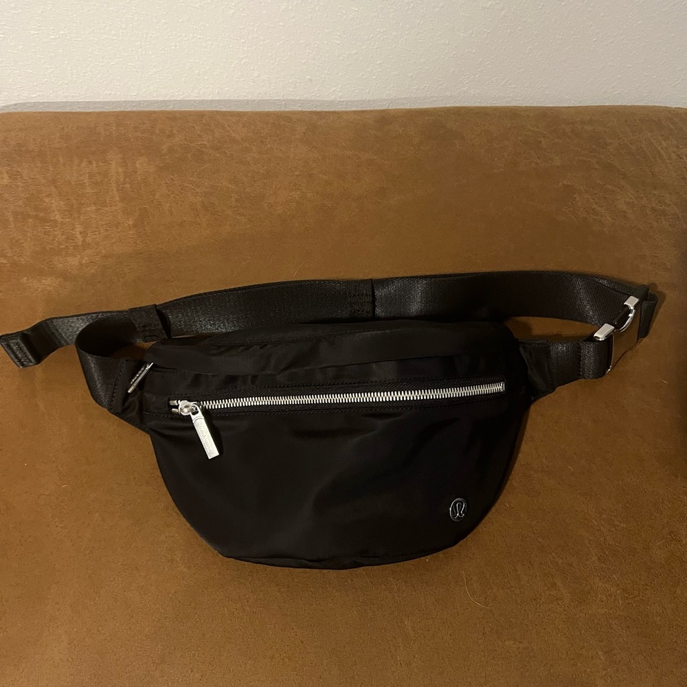 Lululemon Adventurer Belt Bag 2.L in Black